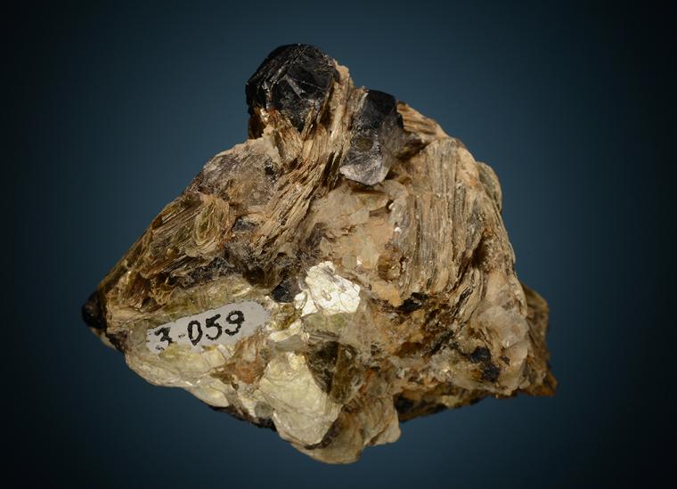 URANINITE with MUSCOVITE